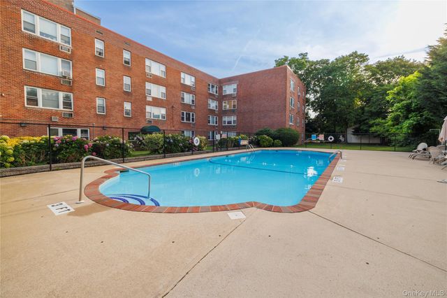 250 W Merrick Road 1E, Freeport, NY 11520