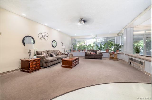 250 W Merrick Road 1E, Freeport, NY 11520