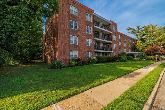 250 W Merrick Road 1E, Freeport, NY 11520