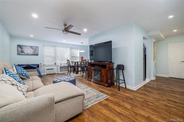 250 W Merrick Road 1E, Freeport, NY 11520