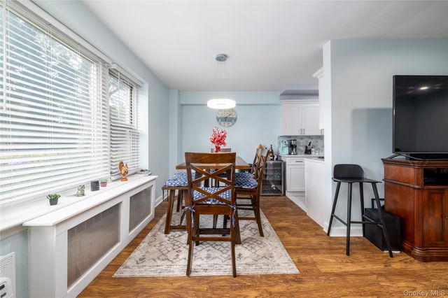 250 W Merrick Road 1E, Freeport, NY 11520