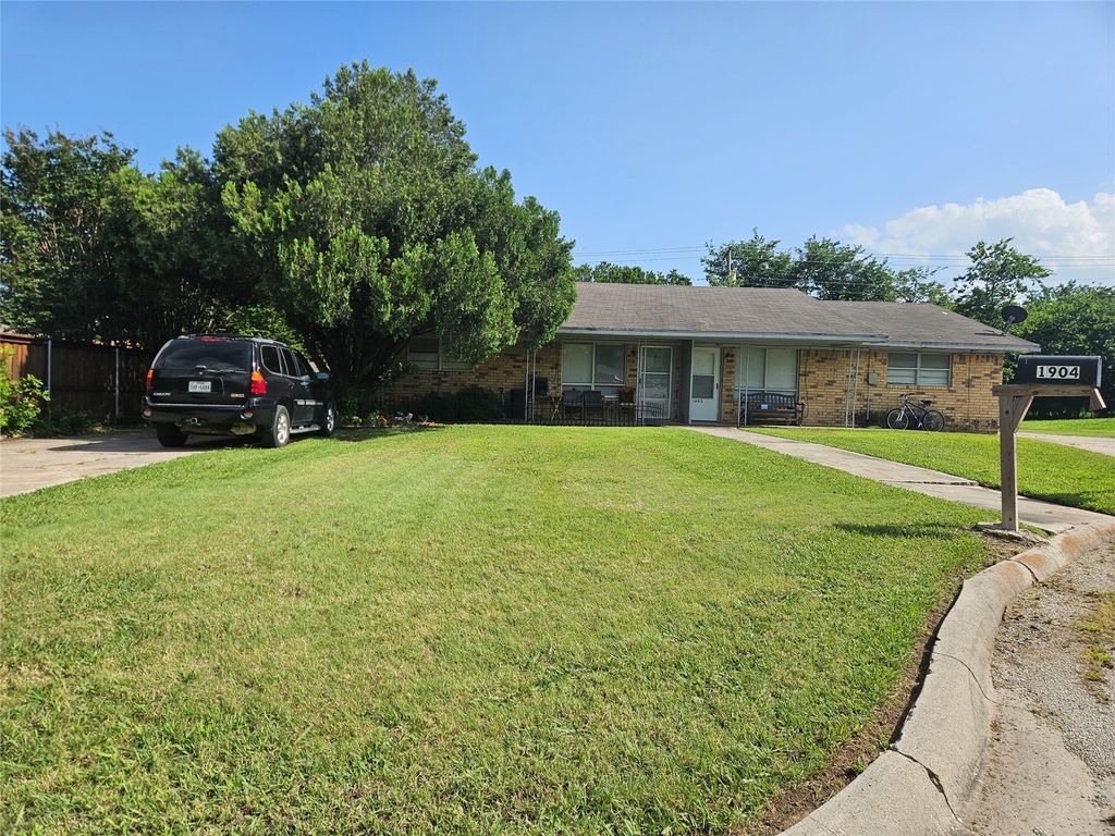 1902 Maplewood Court 1904, Gainesville, TX 76240