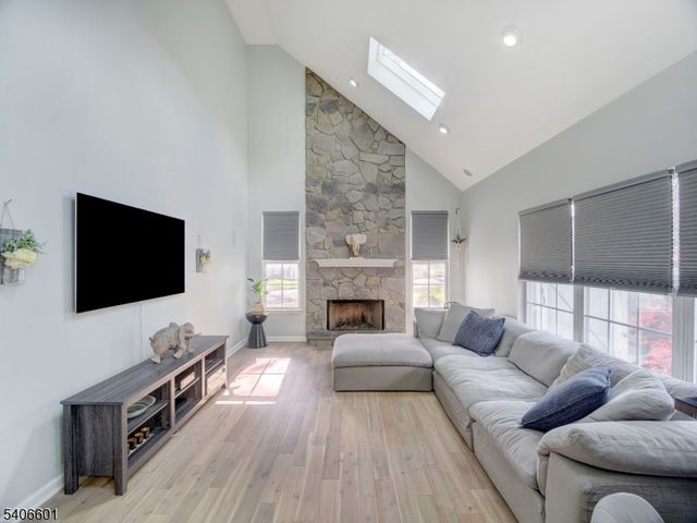 37 Lazarus Dr, Roxbury Twp., NJ 07852