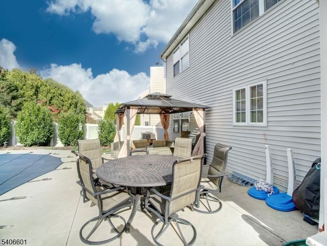 37 Lazarus Dr, Roxbury Twp., NJ 07852