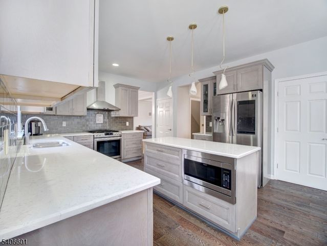 37 Lazarus Dr, Roxbury Twp., NJ 07852