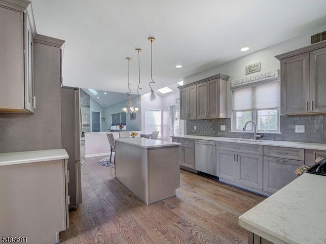 37 Lazarus Dr, Roxbury Twp., NJ 07852