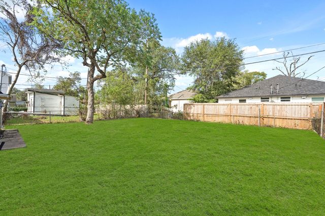 4953 Bataan Road, Houston, TX 77033