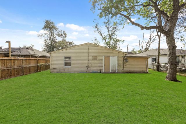4953 Bataan Road, Houston, TX 77033
