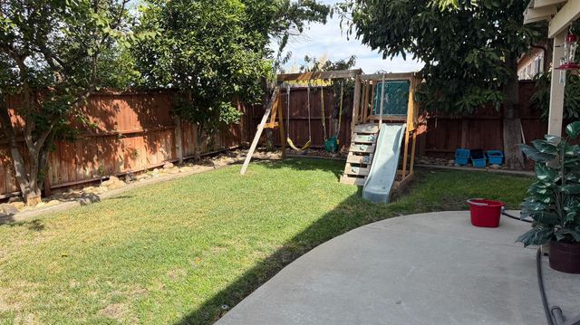 2833 Saxton Dr, Stockton, CA 95212