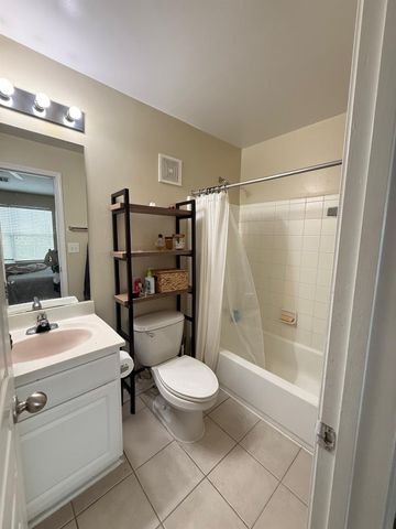 1725 Harvey Mitchell PKWY S 1430, College Station, TX 77840
