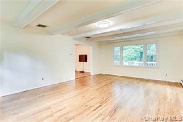 8 Apple Blossom Court, Airmont, NY 10952