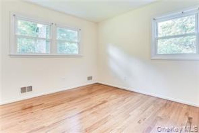 8 Apple Blossom Court, Airmont, NY 10952