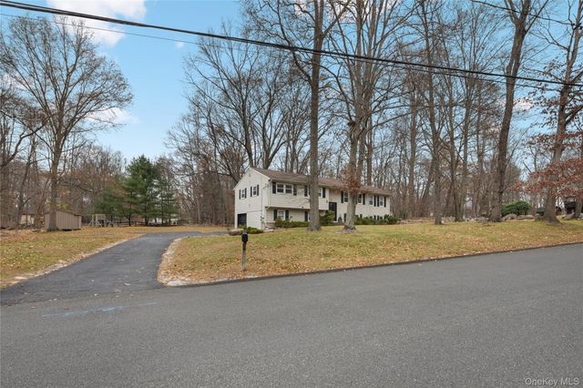 8 Apple Blossom Court, Airmont, NY 10952