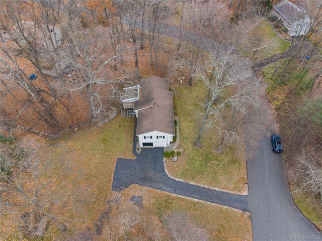 8 Apple Blossom Court, Airmont, NY 10952