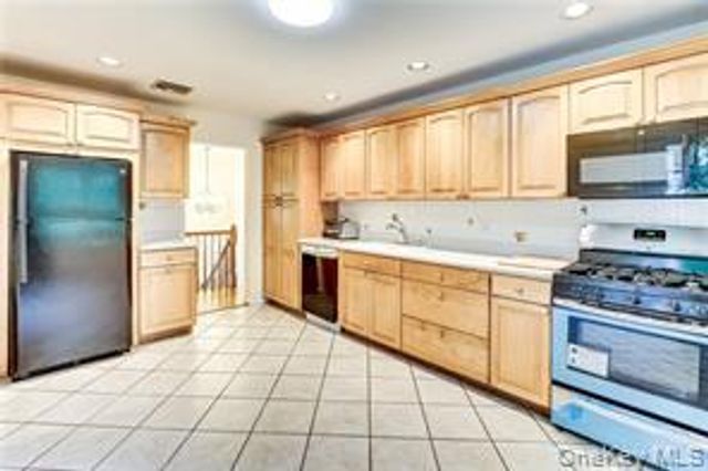 8 Apple Blossom Court, Airmont, NY 10952