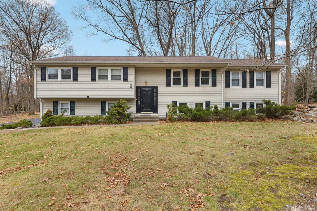 8 Apple Blossom Court, Airmont, NY 10952