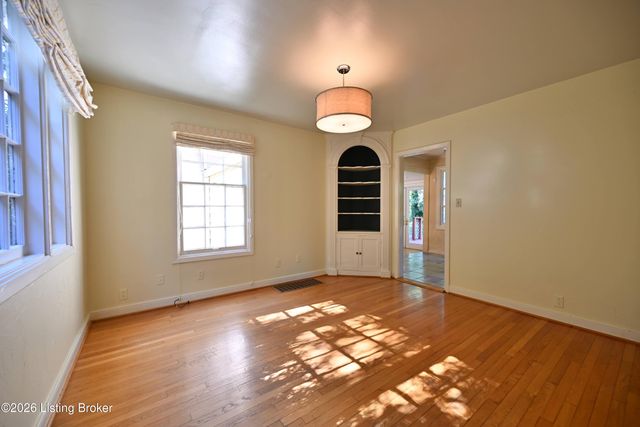 621 Cochran Hill Rd, Louisville, KY 40206