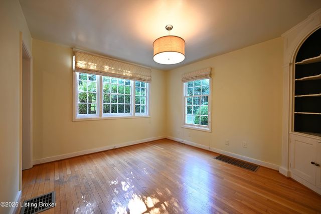 621 Cochran Hill Rd, Louisville, KY 40206