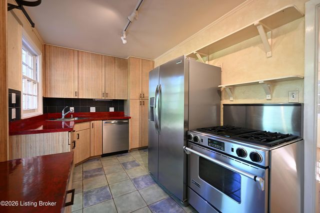 621 Cochran Hill Rd, Louisville, KY 40206