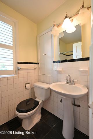 621 Cochran Hill Rd, Louisville, KY 40206