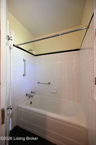 621 Cochran Hill Rd, Louisville, KY 40206