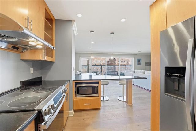 121 W 48th Street 202, Kansas City, MO 64112