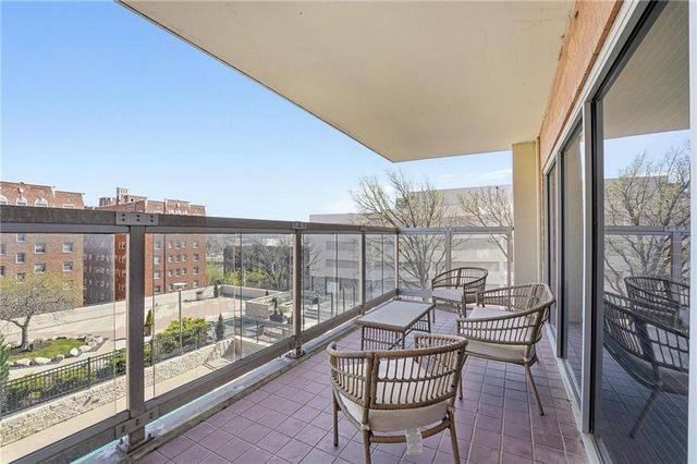 121 W 48th Street 202, Kansas City, MO 64112