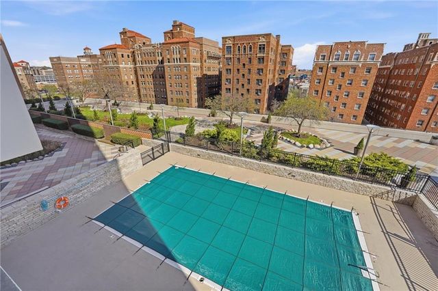121 W 48th Street 202, Kansas City, MO 64112