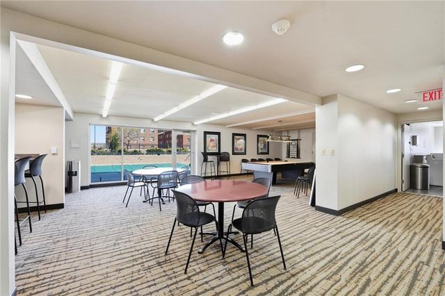 121 W 48th Street 202, Kansas City, MO 64112