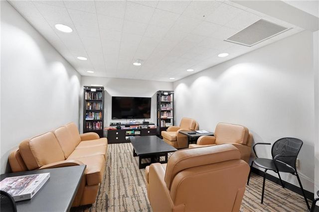 121 W 48th Street 202, Kansas City, MO 64112