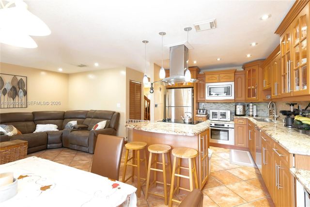 17360 NW 69th Ct 204, Hialeah, FL 33015