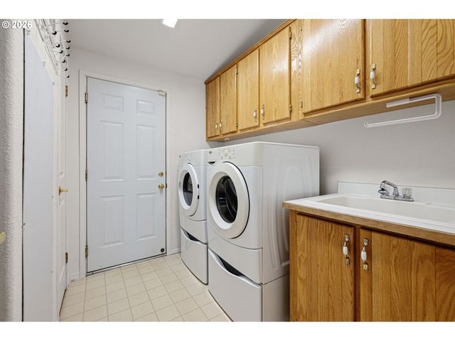 3220 CRESCENT Ave 39, Eugene, OR 97408