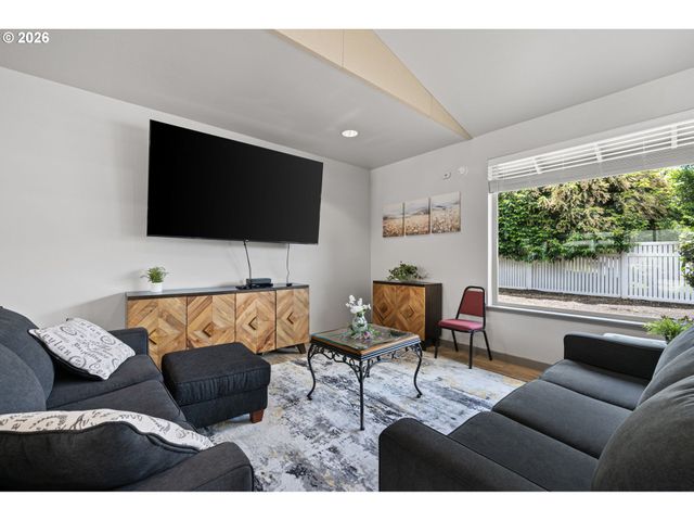 3220 CRESCENT Ave 39, Eugene, OR 97408