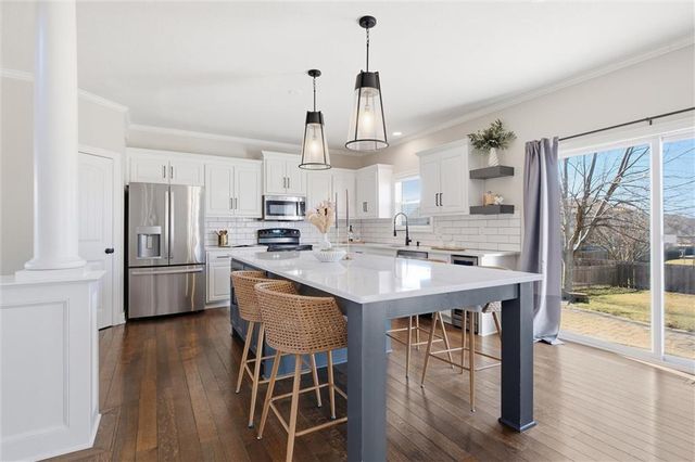 2236 SW Hawk View Road, Lee's Summit, MO 64082