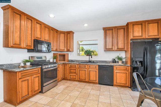 15 Alves Ln, Bay Point, CA 94565