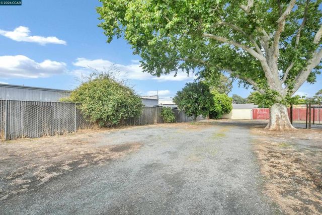 15 Alves Ln, Bay Point, CA 94565