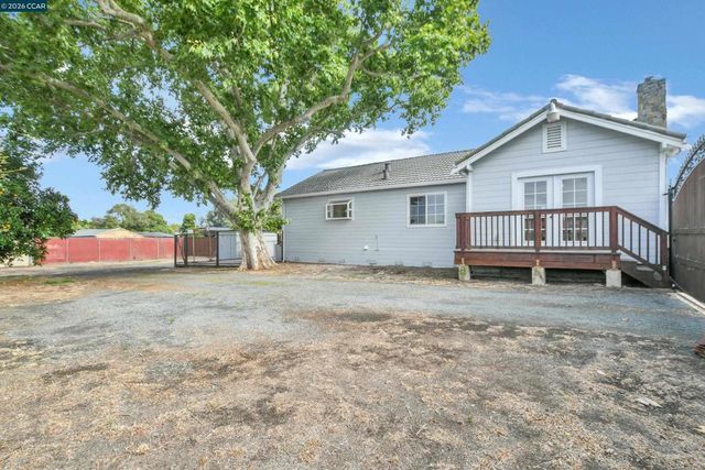 15 Alves Ln, Bay Point, CA 94565