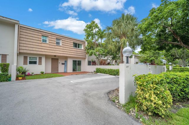 3119 N PALM AIRE Drive 3119, Pompano Beach, FL 33069