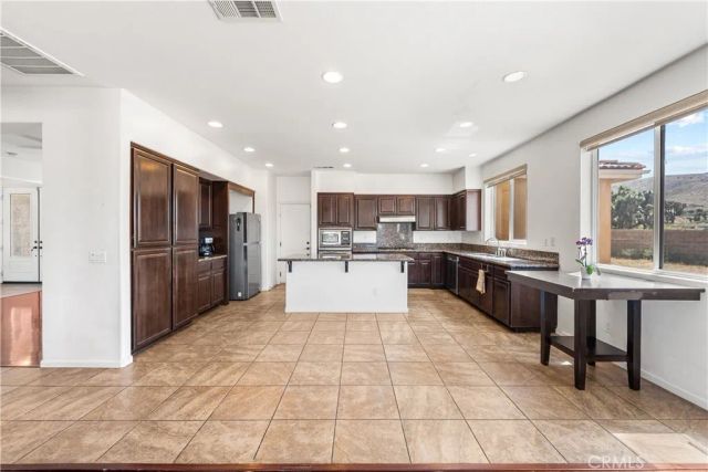658 E Lago Lindo Rd, Palmdale, CA 93550
