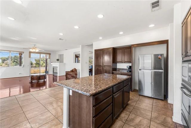658 E Lago Lindo Rd, Palmdale, CA 93550