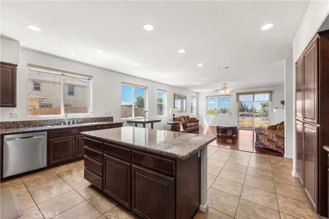 658 E Lago Lindo Rd, Palmdale, CA 93550