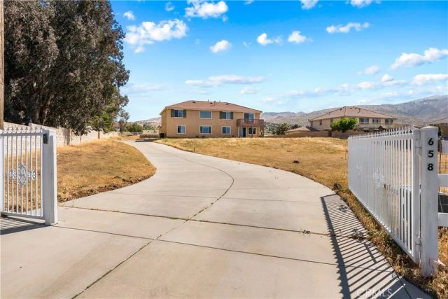 658 E Lago Lindo Rd, Palmdale, CA 93550