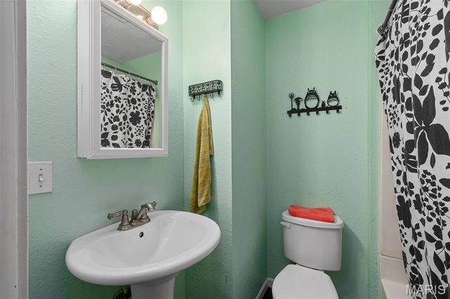 6446 Virginia Avenue, St Louis, MO 63111