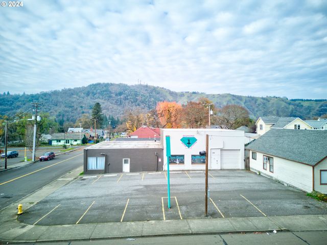 1560 Se STEPHENS St, Roseburg, OR 97470