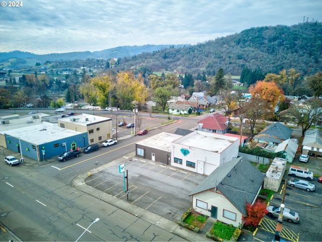 1560 Se STEPHENS St, Roseburg, OR 97470