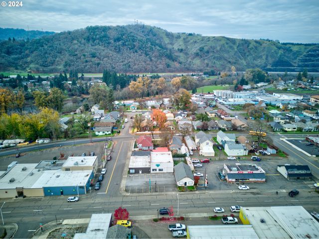 1560 Se STEPHENS St, Roseburg, OR 97470