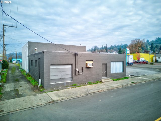 1560 Se STEPHENS St, Roseburg, OR 97470