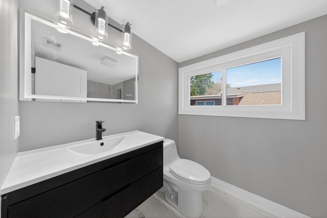 7625 S Clyde Avenue, Chicago, IL 60649