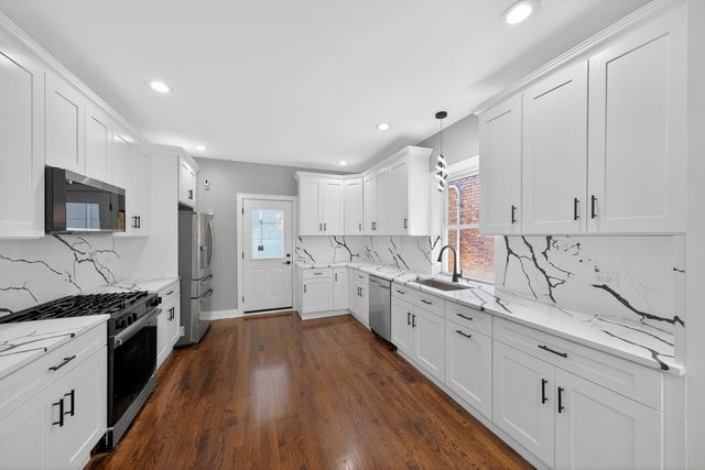 7625 S Clyde Avenue, Chicago, IL 60649