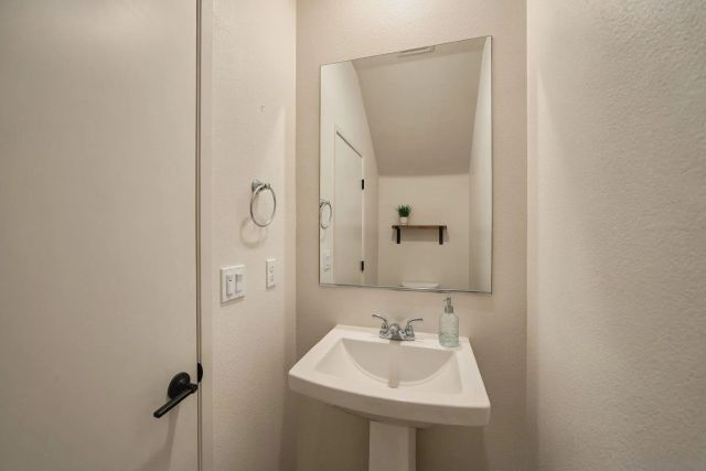 35169 Rangpur Ln, Fallbrook, CA 92028